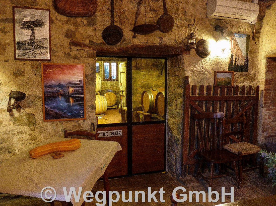 wenn man Glück hat, ist das Restaurant offen und man tafelt mit Sicht auf die Barriques